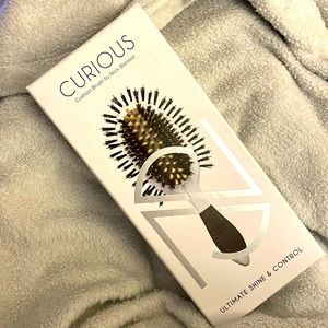 Curious Cushion Brush. Ultimate Shine & Control. BRAND NEW!